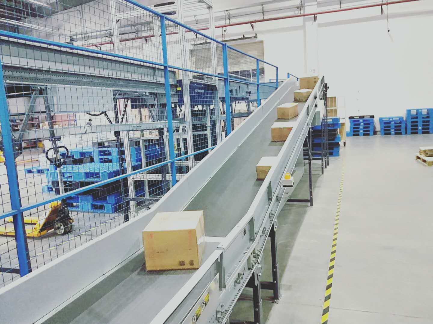 Наклонный ленточный конвейерПодробнее3